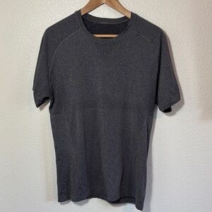 Lululemon Men’s Lightweight Charcoal Athletic Shirt Size Medium | running